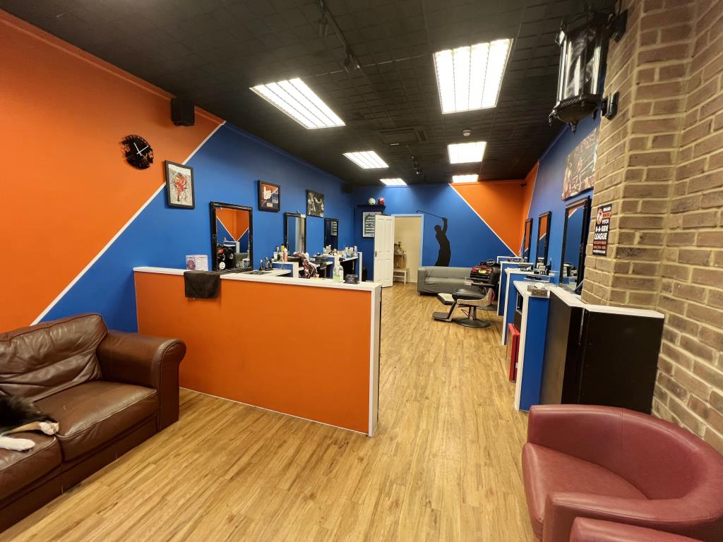 Lot: 56 - FREEHOLD TOWN CENTRE COMMERCIAL INVESTMENT - General view of shop from front